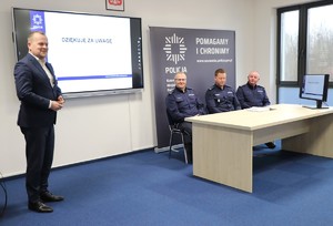 Zdjęcie przedstawia Prezydenta Miasta Sosnowca przemawiającego do gości na sali konferencyjnej.