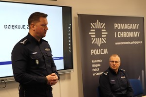 Zdjęcie przedstawia Pierwszego Zastępcę Komendanta Wojewódzkiego Policji w Katowicach przemawiającego do publiczności.