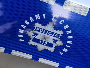 Zdjęcie przedstawia napis &quot;Policja 112 Pomagamy i chronimy&quot;