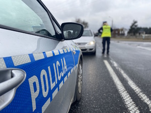 Zdjęcie przedstawia umundurowaną policjantkę badającą trzeźwość kierującego.