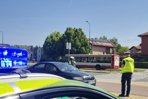 Zdjęcie przedstawia umundurowanych policjantów podczas kontroli.