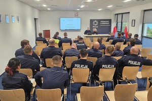 Zdjęcie przedstawia umundurowanych policjantów podczas konkursu w sali konferencyjnej sosnowieckiej komendy.