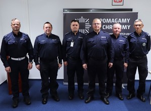 Zdjęcie przedstawia Komendanta Miejskiego Policji w Sosnowcu, jego zastępców oraz mianowanych i powołanych policjantów.