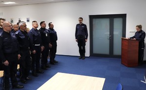 Zdjęcie przedstawia umundurowanych policjantów podczas uroczystości.