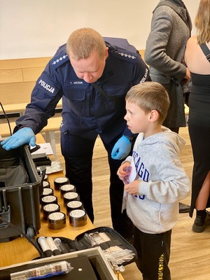 Policjanci uczestniczyli w &quot;Nocy Otwartych Sądów&quot;