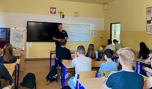 CYBERZAGROŻENIA - tematem wizyty sosnowieckiego policjanta w Szkole Podstawowej nr 10 w Sosnowcu