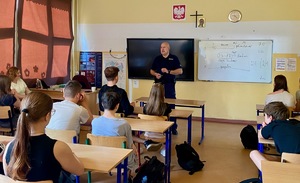 CYBERZAGROŻENIA - tematem wizyty sosnowieckiego policjanta w Szkole Podstawowej nr 10 w Sosnowcu