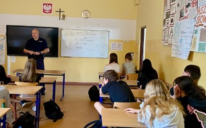 CYBERZAGROŻENIA - tematem wizyty sosnowieckiego policjanta w Szkole Podstawowej nr 10 w Sosnowcu