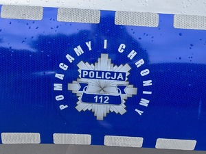 Zdjęcie przedstawia napis &quot;Pomagamy i chronimy Policja 112&quot;.