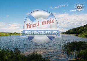 Zdjęcie przedstawia napis &quot;Kręci mnie bezpieczeństwo&quot;. W tle jezioro.