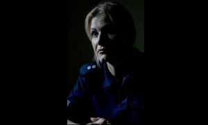Zdjęcie przedstawia umundurowaną policjantkę