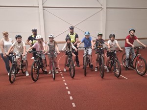 Zdjęcie przedstawia umundurowanych policjantów oraz uczniów podczas egzaminu.