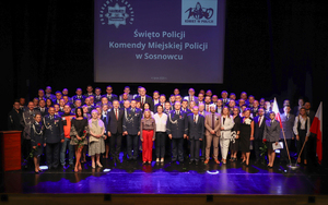 Zdjęcie przedstawia uczestników uroczystości pozujących do zdjęcia.