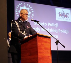 Zdjęcie przedstawia Komendanta Miejskiego przemawiającego do gości.