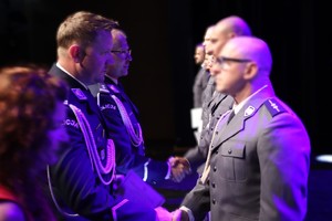 Zdjęcie przedstawia Pierwszego Zastępcę Komendanta Wojewódzkiego Policji w Katowicach oraz Komendanta Miejskiego Policji w Sosnowcu oraz policjantów podczas uroczystości.