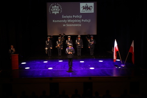 Zdjęcie przedstawia wystąpienie Orkiestry KWP w Katowicach.