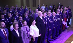 Zdjęcie przedstawia uczestników uroczystości w sali.