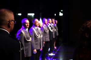 Zdjęcie przedstawia  Komendanta Miejskiego Policji w Sosnowcu oraz policjantów podczas uroczystości.