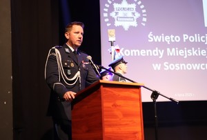 Zdjęcie przedstawia Pierwszego Zastępcę Komendanta Wojewódzkiego Policji w Katowicach.