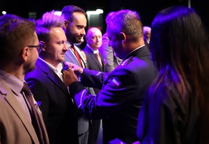 Zdjęcie przedstawia Przewodniczącego NSZZ Policjantów wręczającego medale.