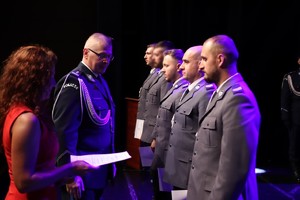 Zdjęcie przedstawia Pierwszego Zastępcę Komendanta Wojewódzkiego Policji w Katowicach oraz Komendanta Miejskiego Policji w Sosnowcu oraz policjantów podczas uroczystości.