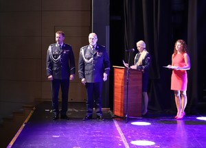 Zdjęcie przedstawia Pierwszego Zastępcę Komendanta Wojewódzkiego Policji w Katowicach oraz Komendanta Miejskiego Policji w Sosnowcu oraz policjantów podczas uroczystości.