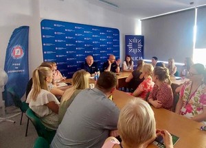 Zdjęcie przedstawia umundurowanych policjantów z uczestnikami szkolenia w sali.
