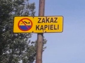 Zdjęcie przedstawia napis &quot;zakaz kąpieli&quot;.