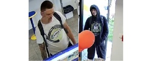 Zdjęcie przedstawia dwóch mężczyzn - w białej koszulce oraz w bluzie z kapturem.