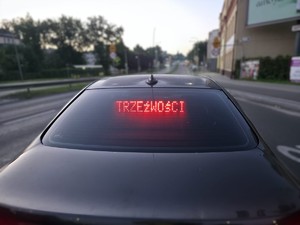 Zdjęcie przedstawia samochód, na którym wyświetlono napis &quot;Trzeźwości&quot;.