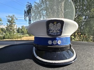 Zdjęcie przedstawia czapkę policyjną.