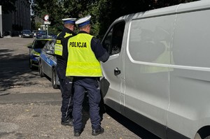 Zdjęcie przedstawia umundurowanych policjantów podczas czynności służbowych.
