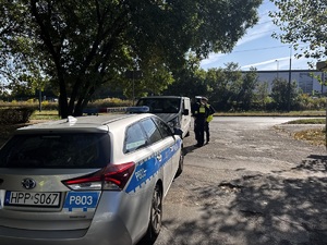 Zdjęcie przedstawia umundurowanych policjantów podczas czynności służbowych.