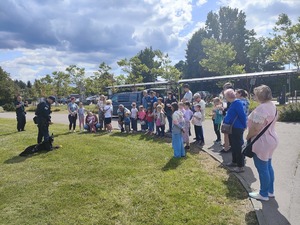 Zdjęcie przedstawia przewodnika psa służbowego podczas pokazu.