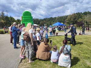 Zdjęcie przedstawia przewodnika psa służbowego podczas pokazu.