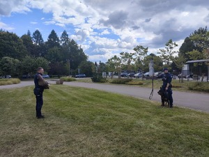 Zdjęcie przedstawia przewodnika psa służbowego podczas pokazu.