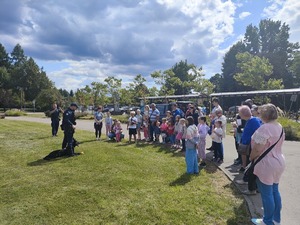 Zdjęcie przedstawia przewodnika psa służbowego podczas pokazu.