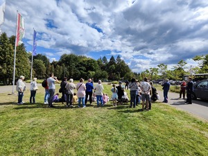 Zdjęcie przedstawia przewodnika psa służbowego podczas pokazu.