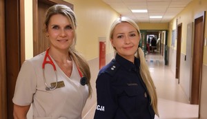 Zdjęcie przedstawia umundurowaną policjantkę oraz lekarkę w szpitalu.