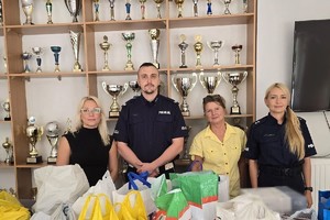 Zdjęcie przedstawia umundurowanych policjantów oraz pracowników ośrodka.