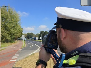 Zdjęcie przedstawia umundurowanego policjanta podczas działań.
