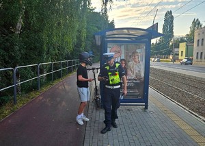 Zdjęcie przedstawia umundurowanych policjantów oraz mężczyznę z hulajnogą.
