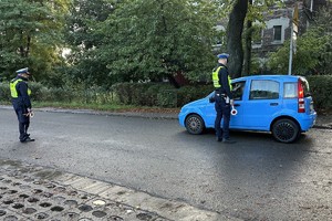Zdjęcie przedstawia umundurowanych policjantów podczas czynności służbowych.
