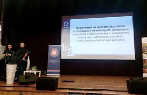 Zdjęcie przedstawia umundurowanych policjantów na scenie.