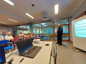 Dzielnicowi z KP II w Sosnowcu w minioną środę przeprowadzili w budynku Miejskiej Biblioteki Publicznej w Sosnowcu debatę społeczną, której tematem przewodnim były oszustwa pod tak zwaną legendą. Policjanci omówili z uczestnikami, w jaki sposób zachowywać się, gdy zadzwoni do nich rzekomy „wnuczek”, „prokurator”, „policjant”, czy „pracownik banku”, a także naświetlili podstawowe korzyści płynące z korzystania z Krajowej Mapy Zagrożeń Bezpieczeństwa, aplikacji Moja Komenda i Śląski Dzielnicowy. Przedstawili również swoje plany priorytetowe i najważniejsze założenia obowiązującej formuły swojej pracy „Dzielnicowy Bliżej Nas”. Debata była okazją do przekazania sporej dawki treści profilaktycznych na temat zjawisk, których występowanie w rejonie ostatnio się nasiliło.