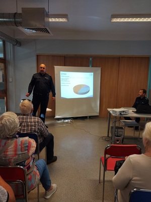 Dzielnicowi z KP II w Sosnowcu w minioną środę przeprowadzili w budynku Miejskiej Biblioteki Publicznej w Sosnowcu debatę społeczną, której tematem przewodnim były oszustwa pod tak zwaną legendą. Policjanci omówili z uczestnikami, w jaki sposób zachowywać się, gdy zadzwoni do nich rzekomy „wnuczek”, „prokurator”, „policjant”, czy „pracownik banku”, a także naświetlili podstawowe korzyści płynące z korzystania z Krajowej Mapy Zagrożeń Bezpieczeństwa, aplikacji Moja Komenda i Śląski Dzielnicowy. Przedstawili również swoje plany priorytetowe i najważniejsze założenia obowiązującej formuły swojej pracy „Dzielnicowy Bliżej Nas”. Debata była okazją do przekazania sporej dawki treści profilaktycznych na temat zjawisk, których występowanie w rejonie ostatnio się nasiliło.