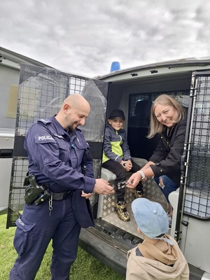 Edukacja bezpieczeństwa przez zabawę – policjanci na festynie rodzinnym