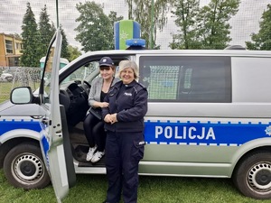 Edukacja bezpieczeństwa przez zabawę – policjanci na festynie rodzinnym