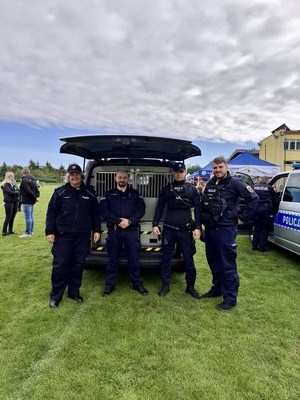 Edukacja bezpieczeństwa przez zabawę – policjanci na festynie rodzinnym