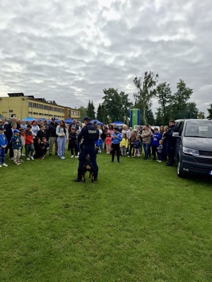 Edukacja bezpieczeństwa przez zabawę – policjanci na festynie rodzinnym
